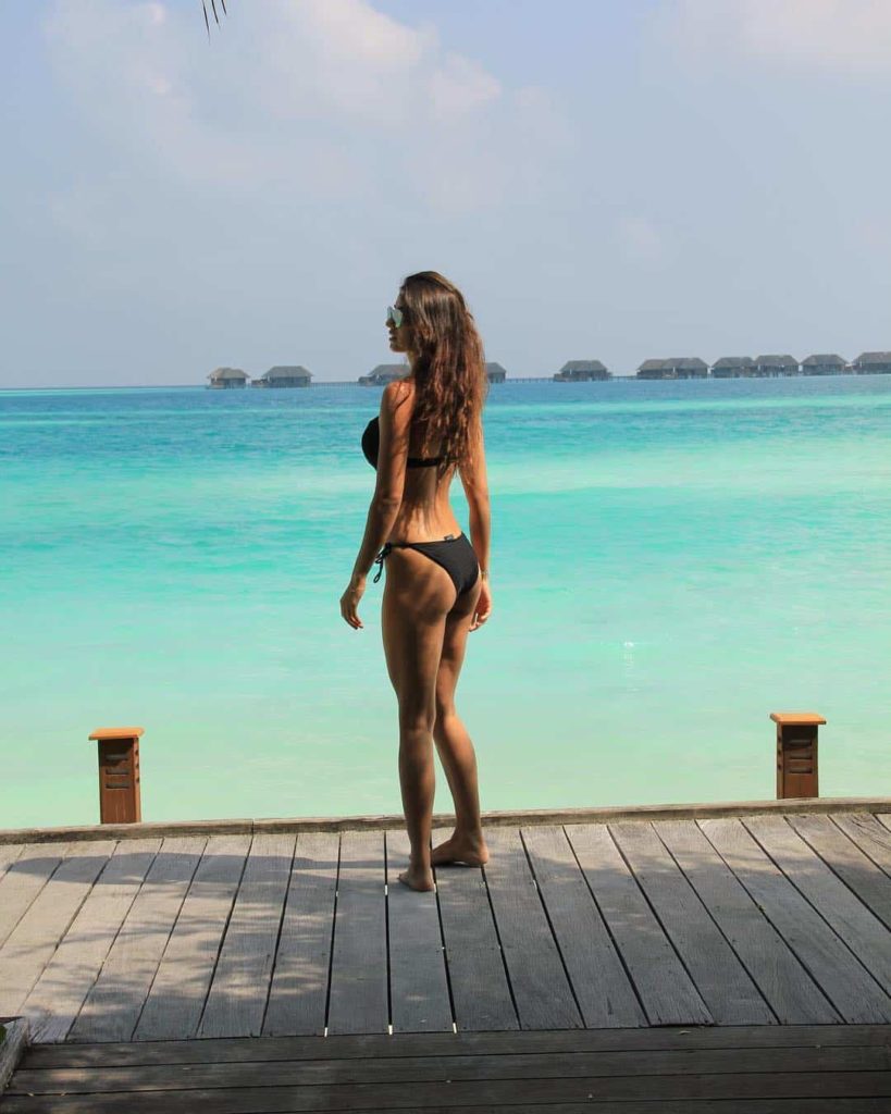 disha-patani-hot-bikini-beach